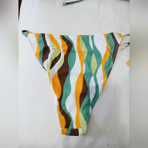 Colorful Wave Pattern Bikini Set - Picture 2 of 5